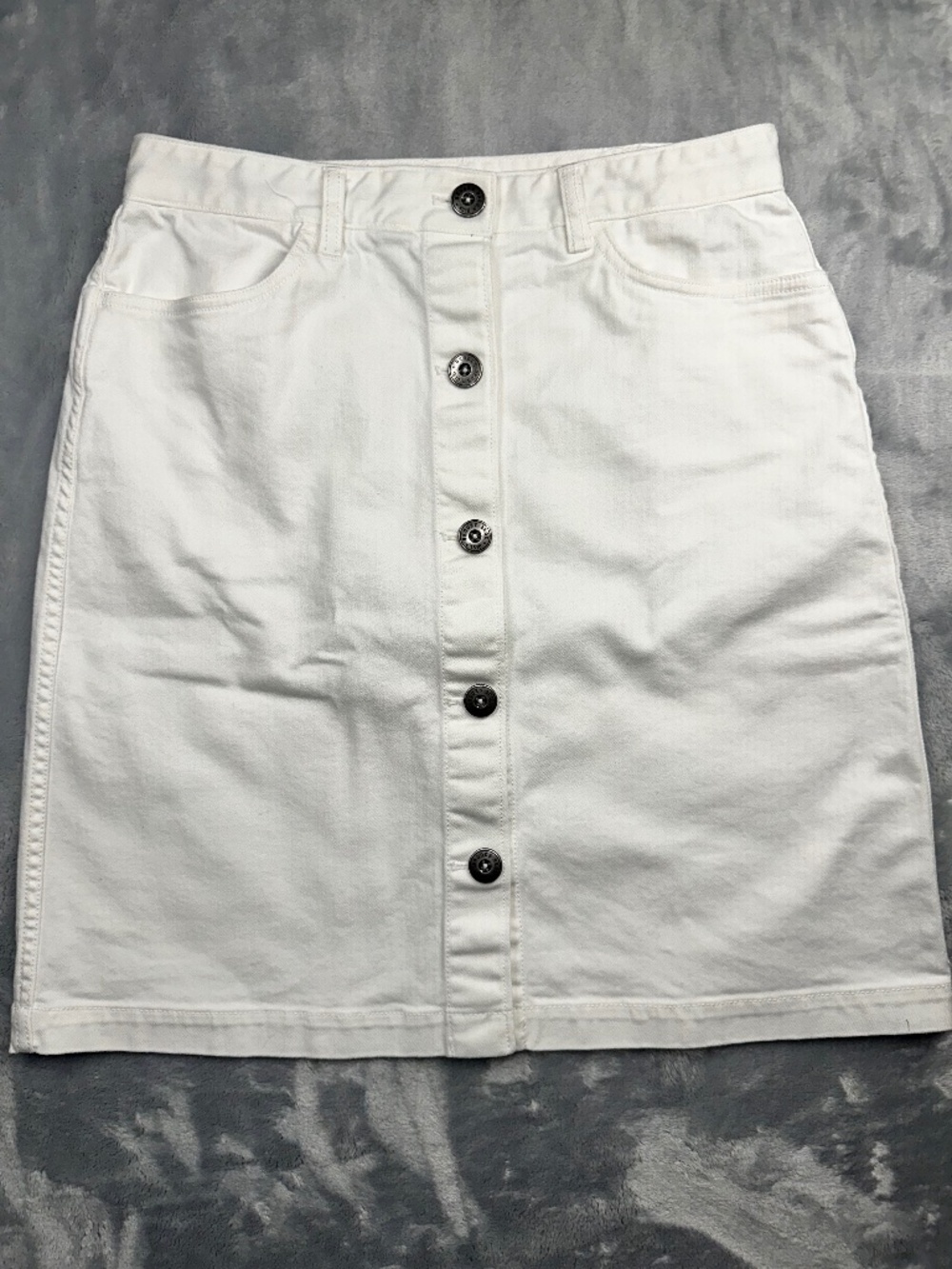 Brooks Brothers Women's 100% Cotton White Denim Button Up Skirt. Size 6